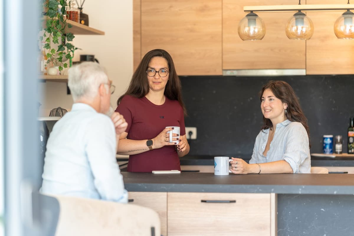 L'équipe Morgane B. autour d'un café