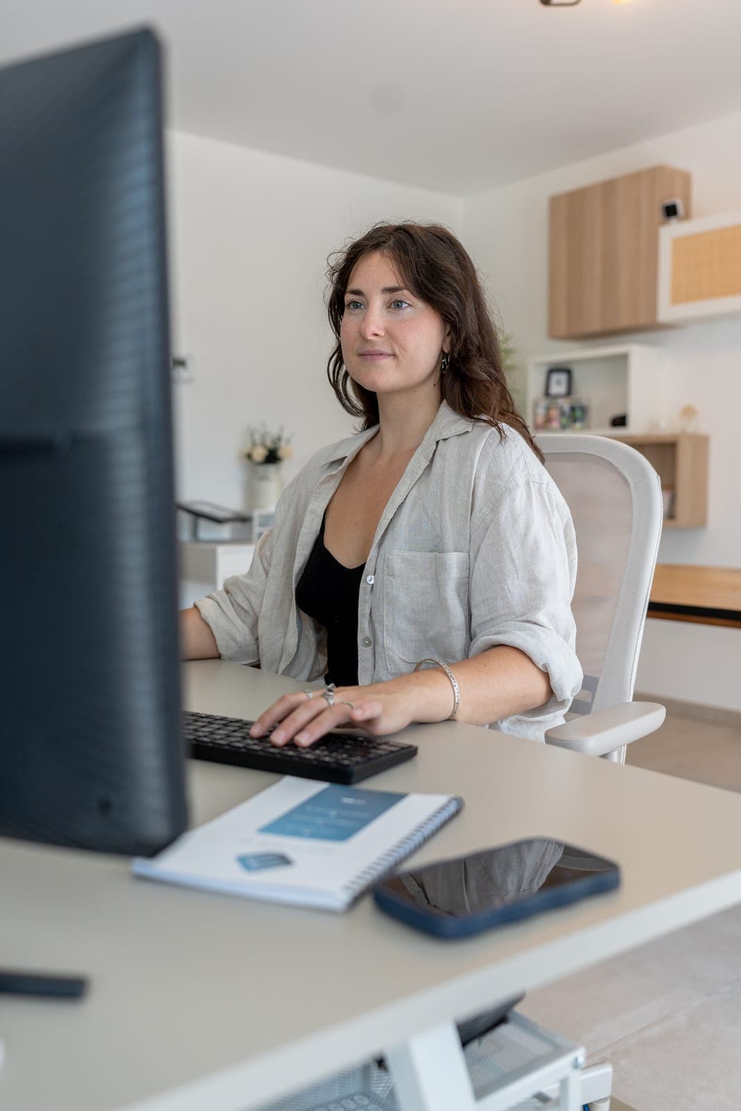 Secrétaire organisationnelle Morgane B. à son bureau