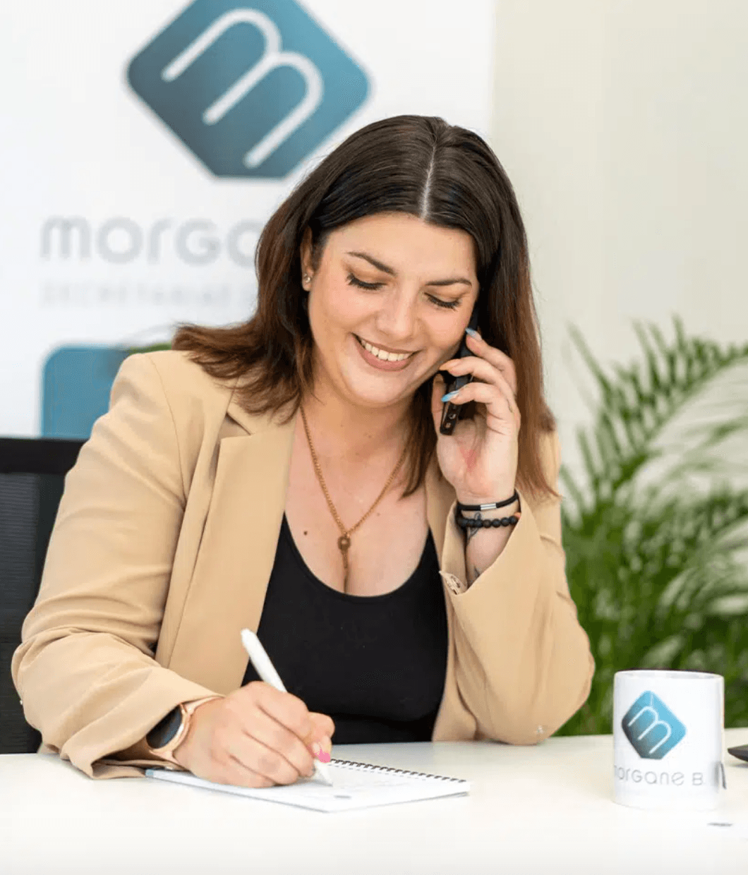 Morgane B. au téléphone - accompagnement organisationnel